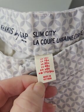 GAP Slim City Khakis - Light Gray & White Geometric